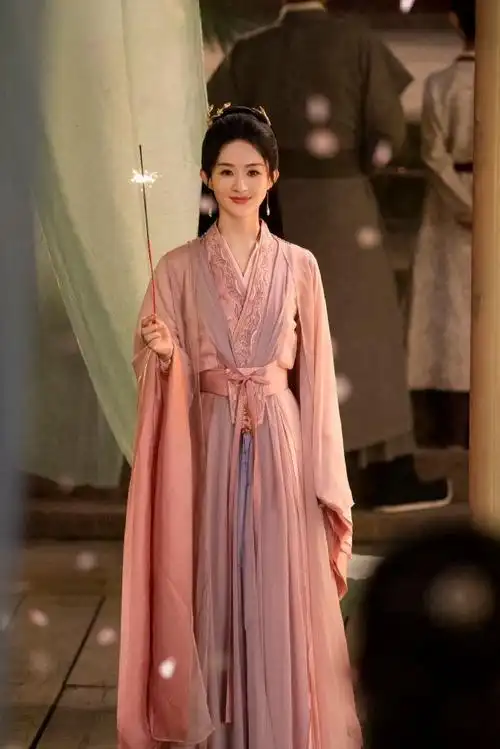 赵丽颖烟花照#赵丽颖@赵丽颖沈璃粉衣造型,一袭粉色衣裙,提着妥子