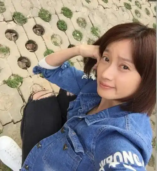 朱亚文妻子沈佳妮素颜外出游玩 面部憔悴皮肤松弛