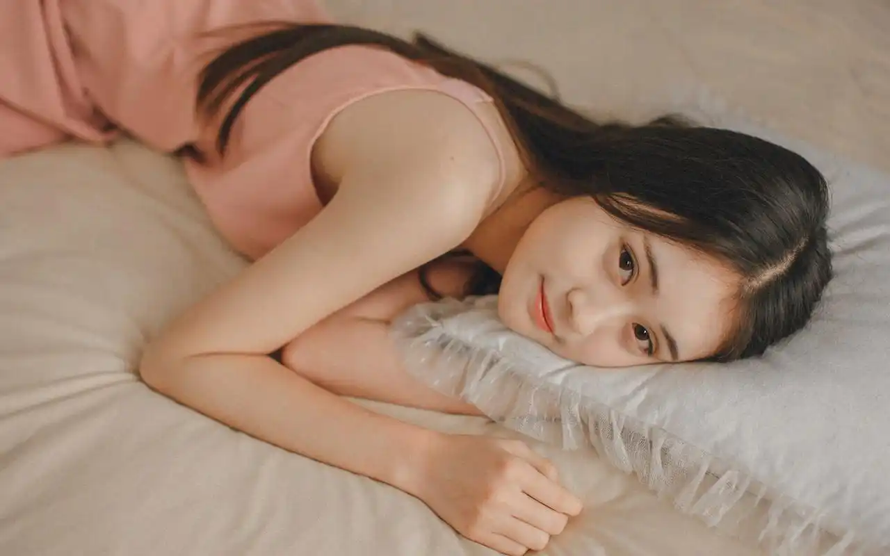 恬静养眼气质美女私房写真图片电脑壁纸