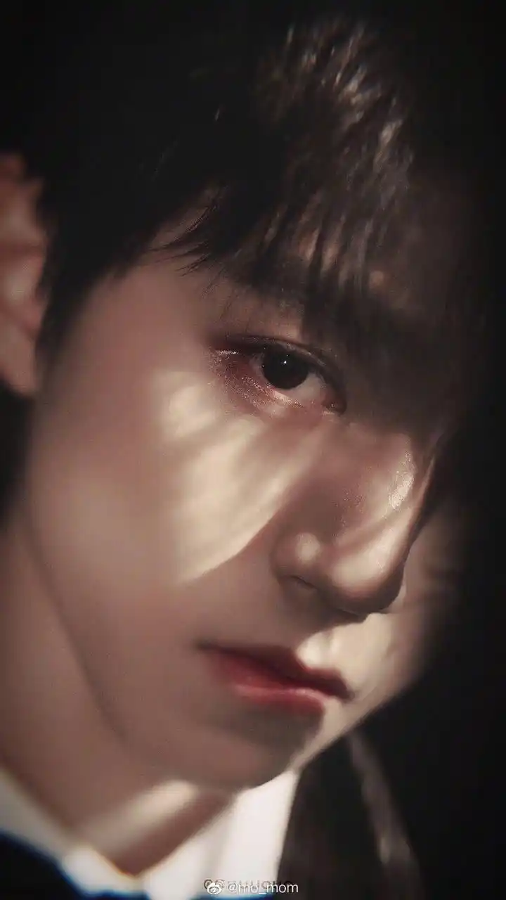 宝藏男孩王俊凯 侧脸眼睛睫毛都有戏