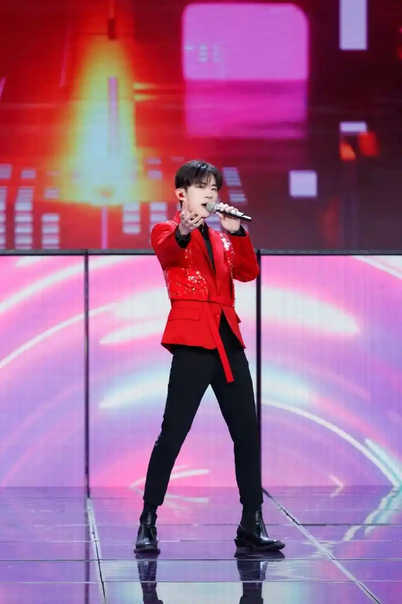 易烊千玺元宵节晚会壁纸已送达和千玺一起唱响青春的旋律