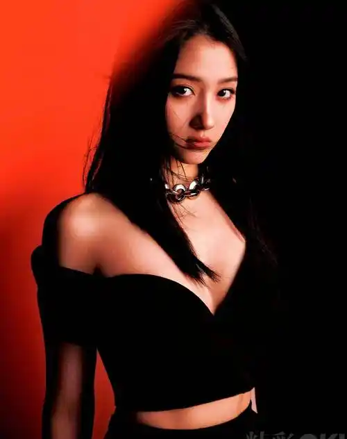 ok关晓彤美美跨年大片封面,穿深v秀火辣身材,靓丽红裙,大长腿霸屏