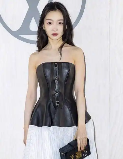 看秀状态直击,王一博成"疲惫男大",刘亦菲没有仙气略显普通_宋茜_造型