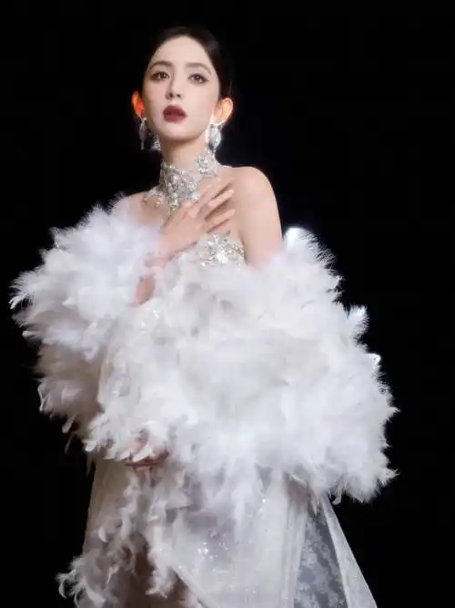新晋红毯美女古力娜扎身穿时尚靓丽特装,营造高级氛围_外套_夹克_大衣