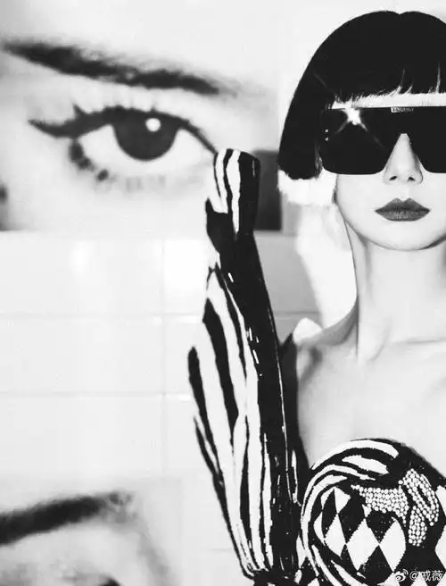 戚薇不规则黑白相间裹身裙##谁给戚薇做的发型