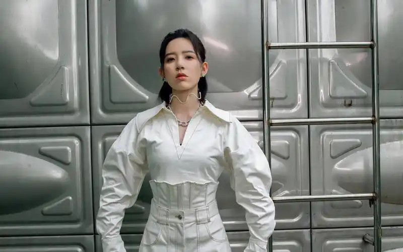 李斯丹妮魅力高冷写真桌面壁纸