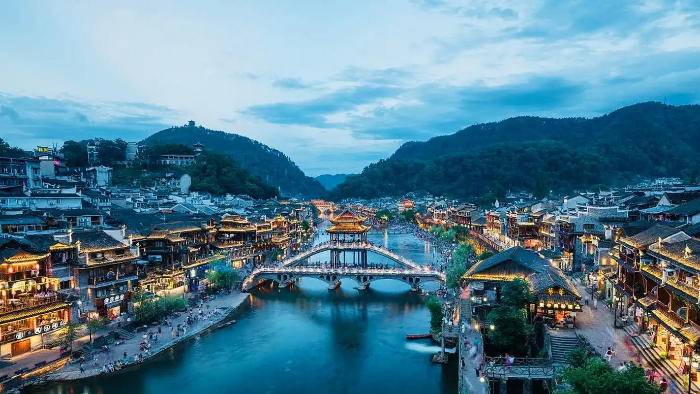 【美丽边城·凤凰古城】   凤凰古城位于湖南省湘西土家族苗族自治州