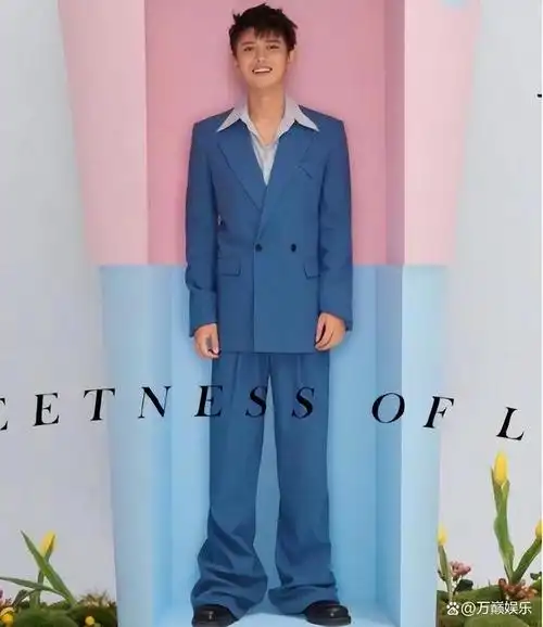 当他和身高167厘米的杨紫站在一起时,并没有感到他们之间有11厘米的