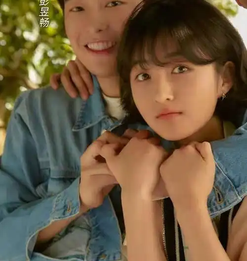 国民兄妹集合!张子枫穿马甲跟彭彭搞怪,张艺兴偶像感太重像外人