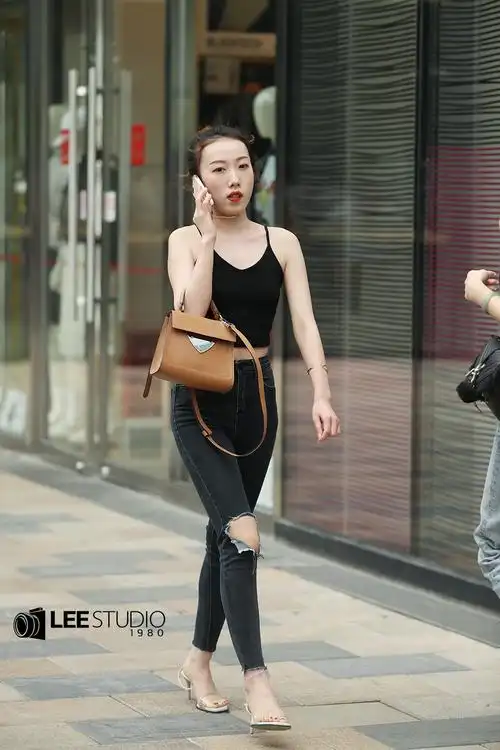 街拍皮肤白的女真的生穿什么都好看吗