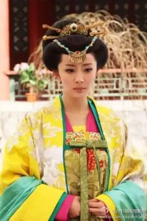 《美人天下》戏服被批保守 杨幂饰演狐仙