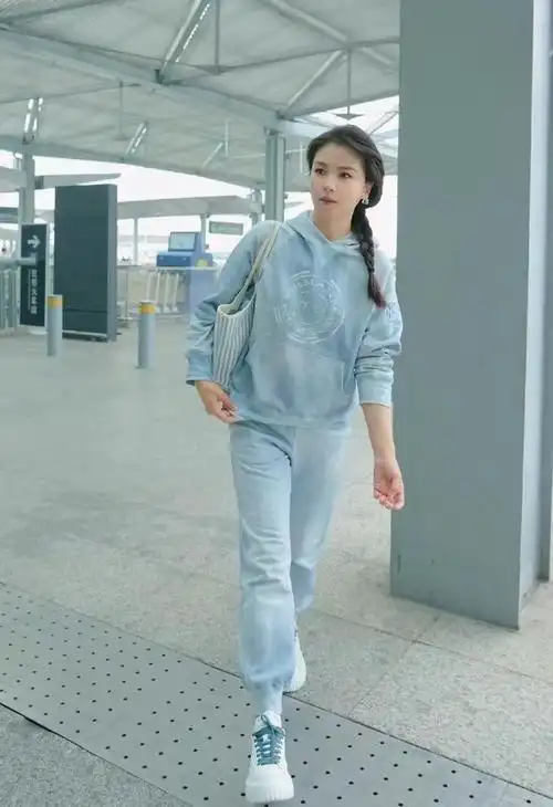 刘涛机场穿搭好大胆穿牛仔服配麻花辫美成25岁不像当妈的人