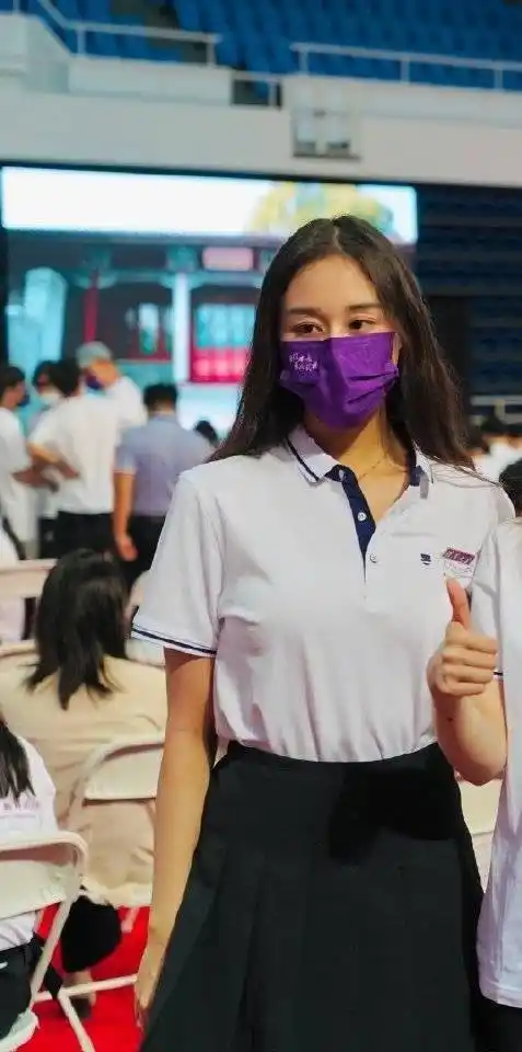 小女何超欣亮相清华研究生开学典礼,气质优越,何猷君高调祝贺_妹妹