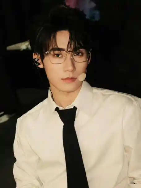 "我一定是世界上最喜欢张真源戴眼镜的人"@时代少年团-张真源#张真源