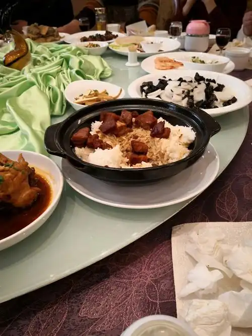 好定是一个最大问题,找人定的这个酒店包间,将近20口人一起吃饭不容易