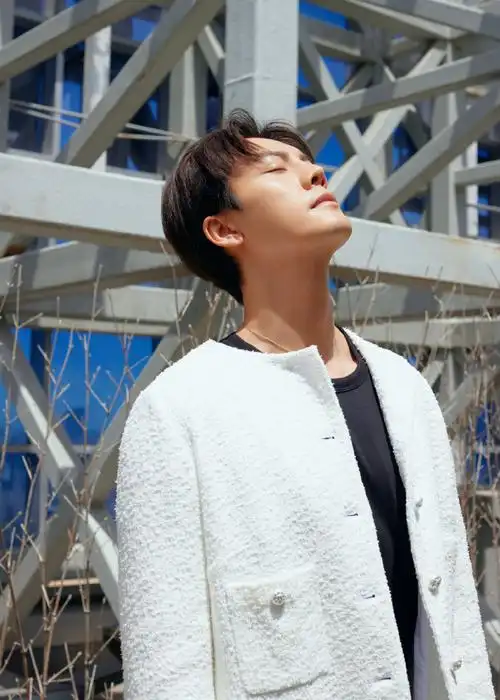 陈伟霆怼脸图##陈伟霆把香奈儿焊身上