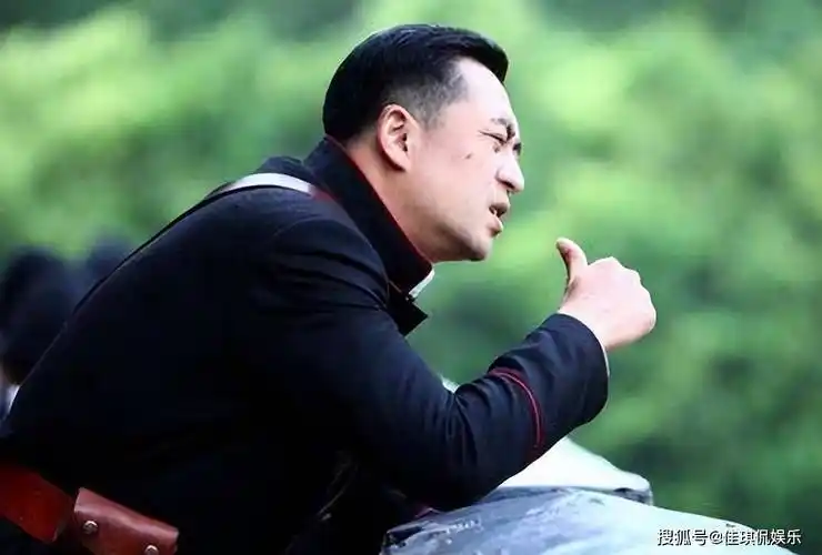 张嘉译最新照片曝光,头发斑白,弓腰驼背,病痛让他须倚人搀扶!