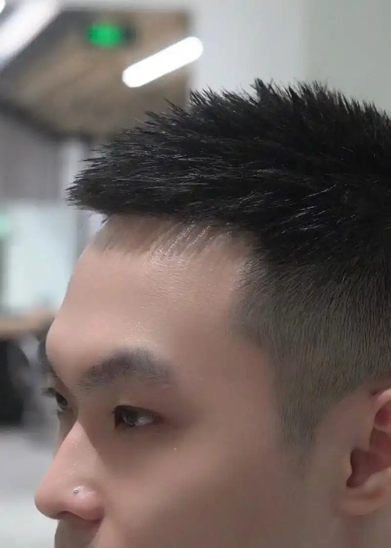 长款寸头,硬而不僵 干净,整洁的长寸头     梵古造型