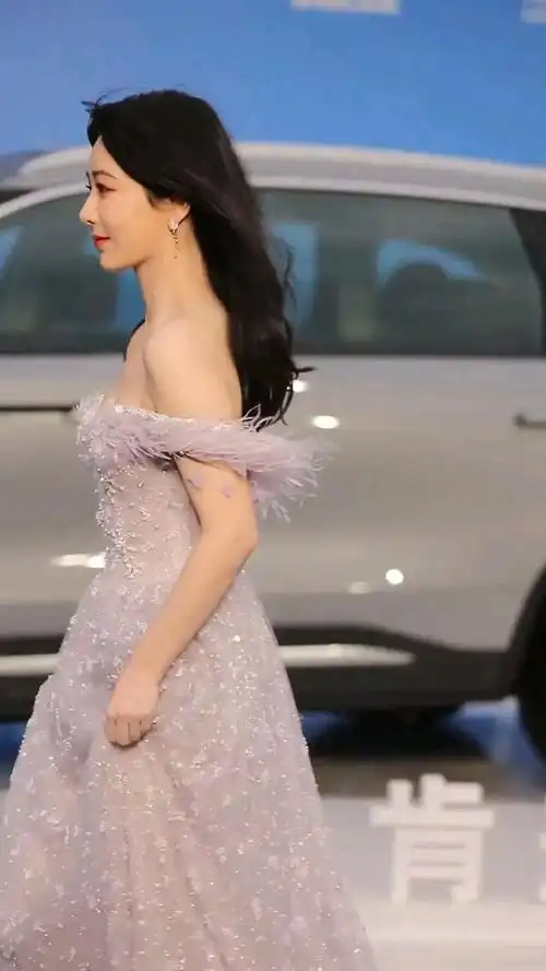 5月24日,美丽的杨紫精心打扮一番,出现在栩栩华生时尚活动的现场,杨紫