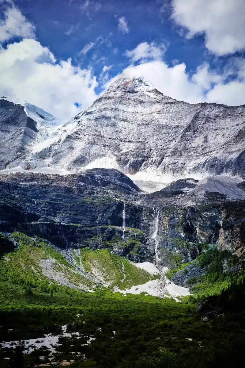 我梦见明艳的篝火里面蜷缩着我残破的躯体火光绽开满天