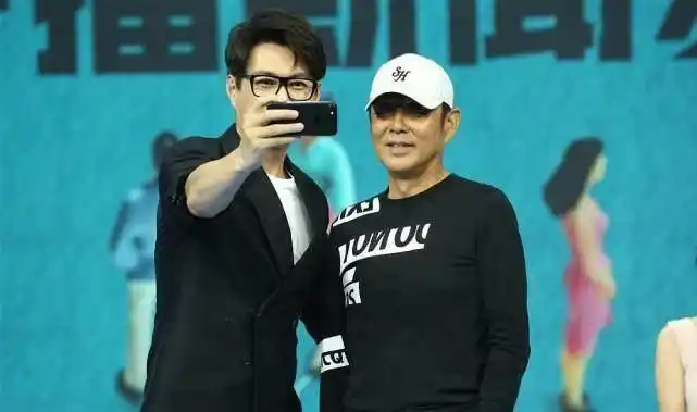 陈道明和靳东都已经过了40岁了,打扮得帅吗?