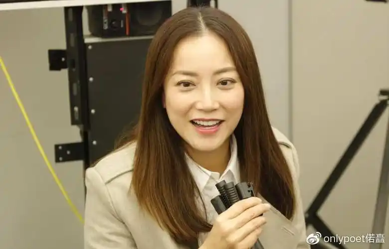 贺丹青是一名商人,想要的是一位可以顾家的贤妻良母,但是霍汶希是出了