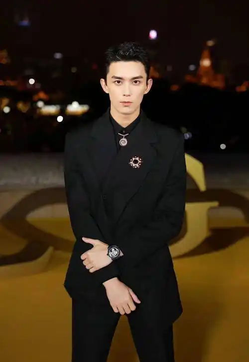 活动生图,杨洋妆容油腻,邓伦造型失手,还是吴磊年轻帅气_佟丽娅