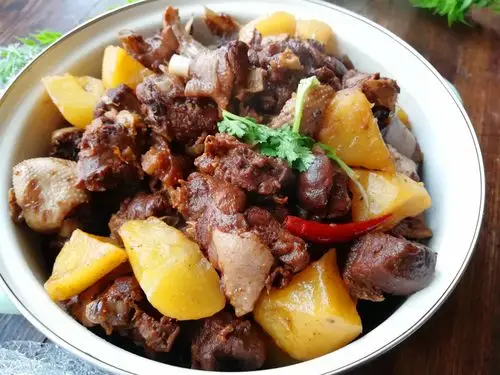 寒冷气候酿造了东北独特饮食文化,炖菜在冬季特别受欢迎,在东北,一