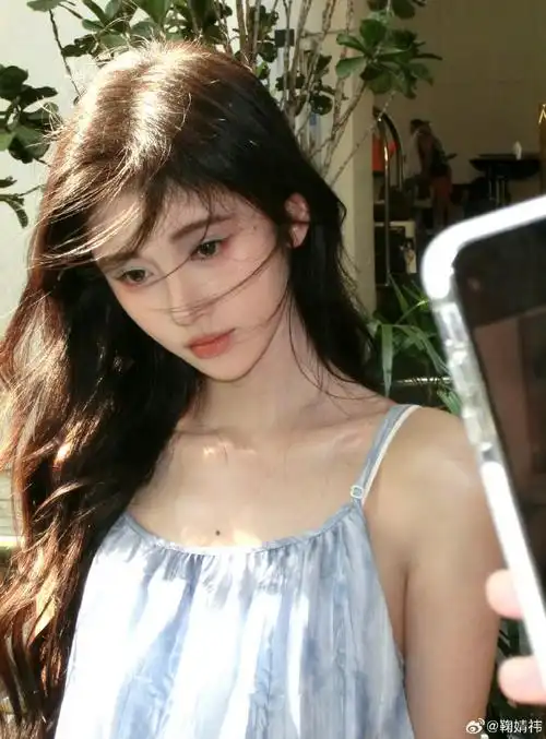 鞠婧祎薄荷曼波风#  鞠婧祎这组照片真是让人眼前一亮又一亮  疑眄