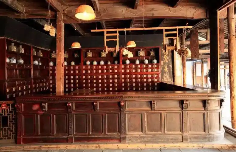 旧时中药店,木制柜台后面是满屋药斗,高处是几十只青花罐,斗罐上面贴
