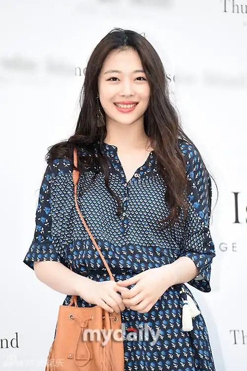 组图:韩星雪莉亮相活动 热恋甜蜜笑脸盈盈