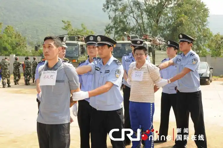 三亚举行千人公捕公判大会 逃窜两年命案凶手被判死刑(高清组图)