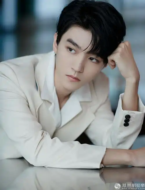 王俊凯穿米色西装帅上热搜暖光下玩侧颜杀演绎冰与火之歌