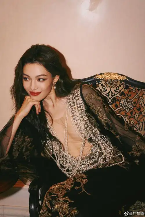 钟楚曦第二套造型##钟楚曦肉色深v