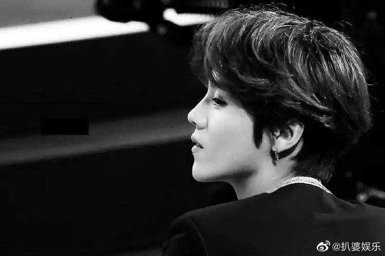 鹿晗神仙侧脸三百六十度无死角侧颜也是一绝的小鹿
