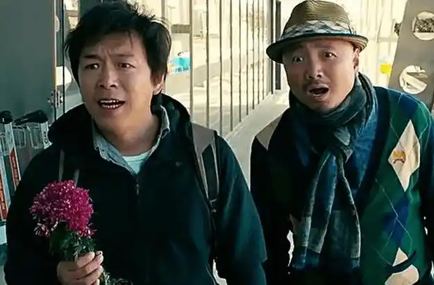 黄渤和徐峥居然一起荡秋千,秋千承受太多了_生活_电影_卫衣和