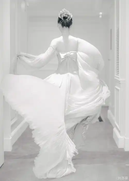 是公主本人!刘亦菲身穿粉色丝裙头戴皇冠优雅精致