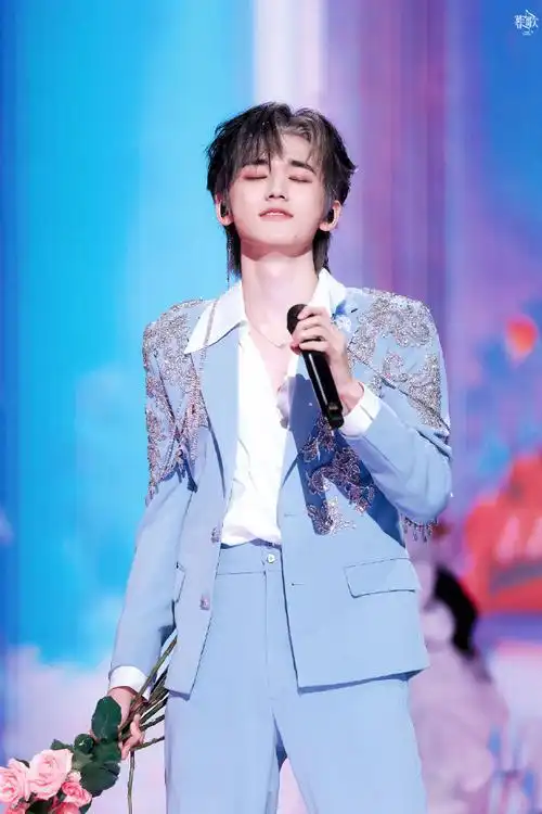 宋亚轩julia玫瑰花雨##宋亚轩楼非楼演唱会