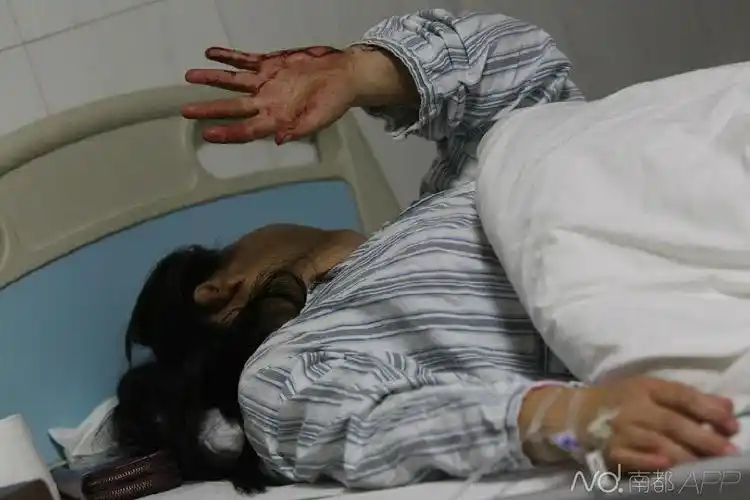 什么怨?深圳男子街头挥刀追砍路人 5人伤