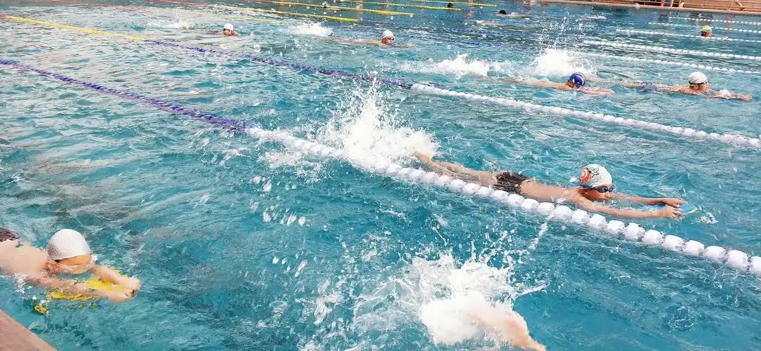 看小孩游泳,真享受.边看边哼,一举两得.