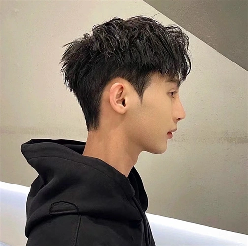 这一款气垫纹理烫好打理,三七纹理韩系烫发可以当做发型参考,可做到一