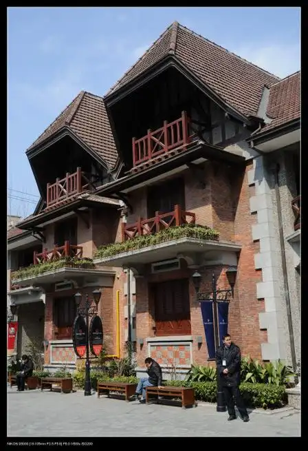 网友曝张杰谢娜豪宅,电梯直达家中,接娃放学还要走后门!