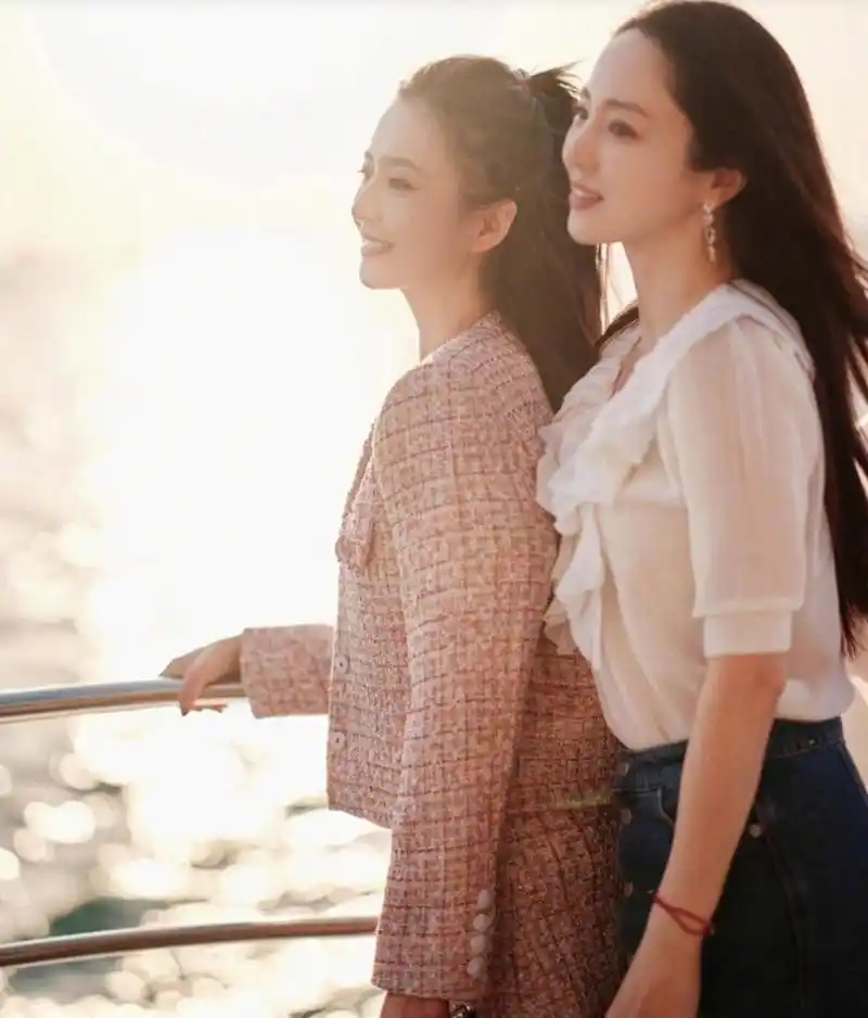 董璇与佟丽娅海边合照,一个优雅温柔,一个性感俏皮!两人长得好像啊