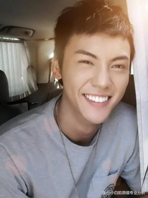 我觉得懂得陈伟霆的帅气一定要是动态的,他注定无法当一个安静的美