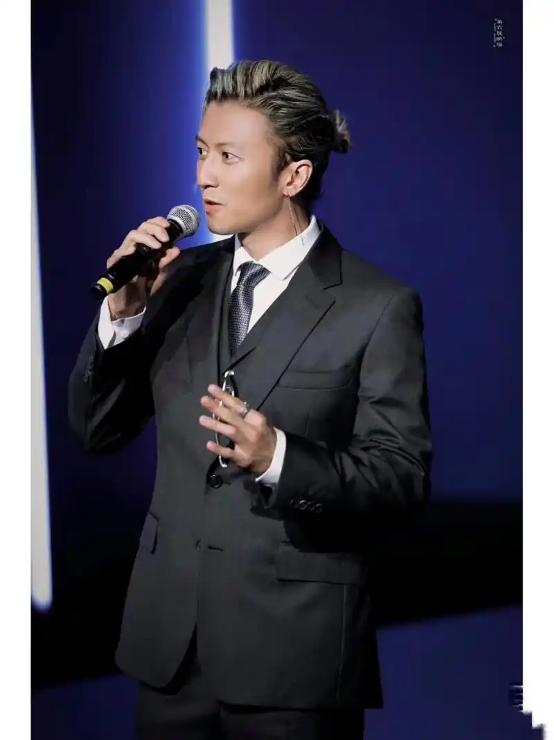 [小红花]谢霆锋真是能驾驭任何发型[比心][比心]