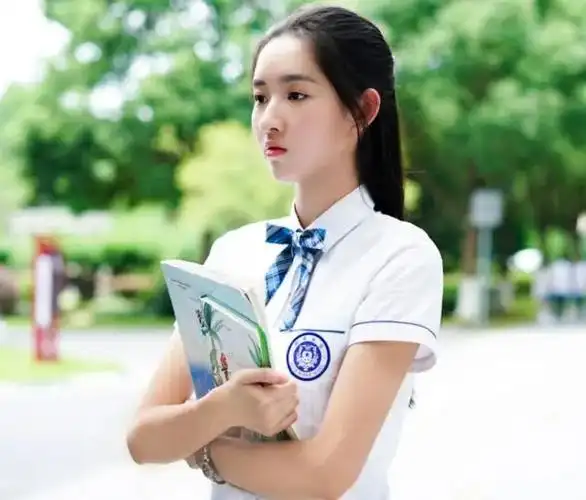 还演过《少年派》里的女神邓小琪;之后不仅出演了郭敬明电视剧《夏至