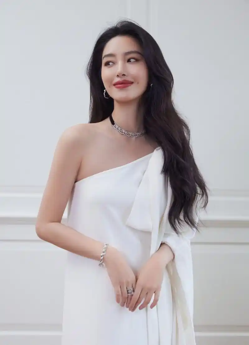 羡慕她这种发量王者,笑起来两个梨涡真好看.杨采钰.