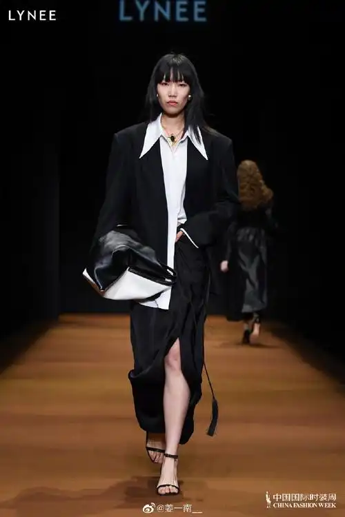 生态环境的影响以及服装本身的实用性着手~让服饰在时尚的同时也环保!