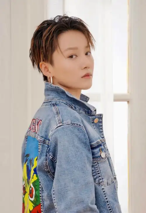 简介:蜜蜂少女队刘雨昕写真图片,分享一组刘雨昕图片给大家,图中的