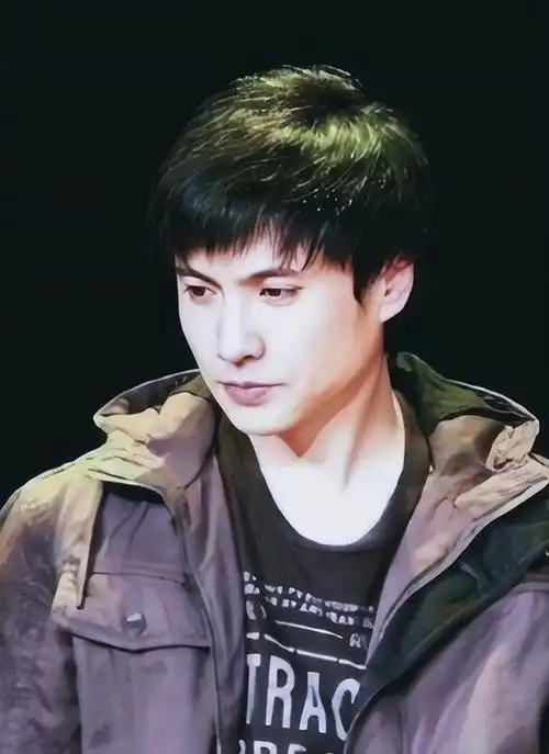 "军艺校草"输太惨!沈腾撞衫宋江,以为是儿子和爹的比翼双飞!